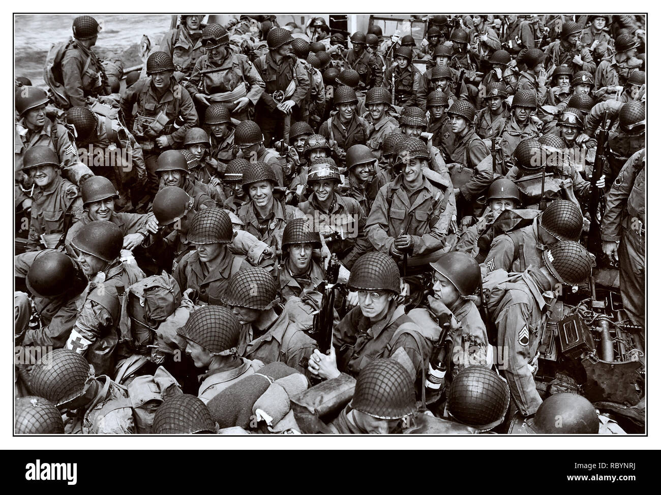 JOUR J les soldats américains GI emballés dans des navires de débarquement le jour J se préparent à prendre d'assaut les plages de Normandie France les embarcations de débarquement utilisées par les troupes américaines le jour J, le 6 juin 1944, étaient principalement les bateaux Higgins, officiellement désignés comme LCVP (Landing Craft, Vehicle, personnel). Ces bateaux ont été cruciaux pour le succès de l'assaut amphibie sur les plages de Normandie. Banque D'Images