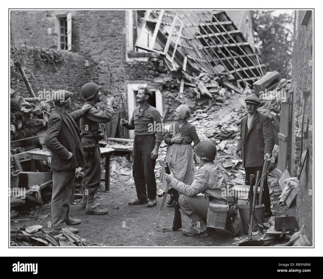 WW2 Archive post après la scène de l'invasion du jour J alors que les soldats (GI) toast Cheers Wine célèbrent la suppression de l'occupation nazie avec des civils français à Saint-Lô, France 1944. Saint-Lô est une commune du nord-ouest de la France, capitale du département de la Manche dans la région Normandie. Bien qu'elle soit la deuxième plus grande ville de la Manche après Cherbourg, elle reste la préfecture du département. Banque D'Images