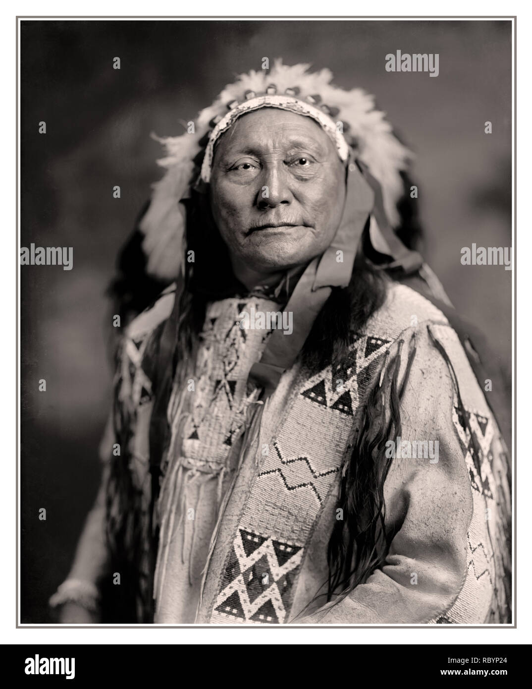 North American Native Archive Leader Tribal corne corne creuse CREUSE OURS Ours (1850 - 1913) un chef Lakota Brulé, qui se sont battus dans un certain nombre de batailles, y compris celle de Little Big Horn. Plus tard, il a témoigné devant la Cour suprême dans le cas de Crow Dog, rode dans les défilés des présidents Roosevelt inaugural et Wilson, et a été en vedette sur la cinq dollar bank note et un timbre-poste de 1922 US. Banque D'Images