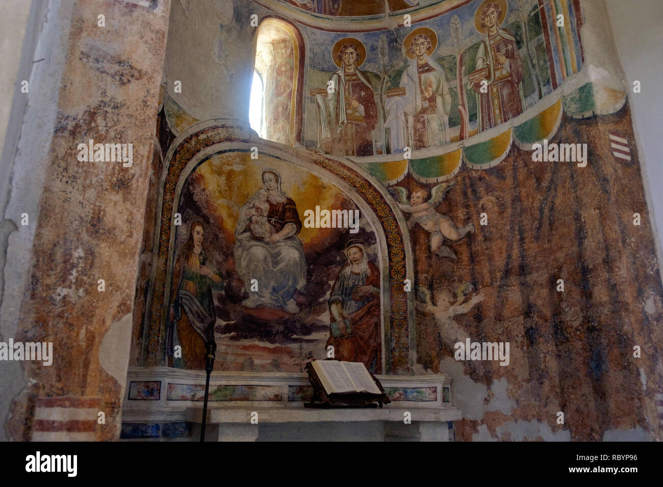 L'abbaye 'Sant'Angelo in Formis' est d'une valeur historique. Son église a été construit au xie siècle et présente de précieuses fresques. Banque D'Images