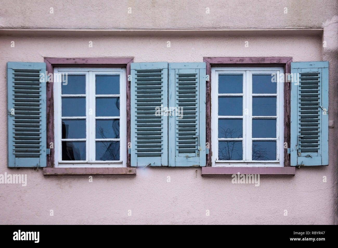 Vieille fenêtre en bois antique avec des stores ou volets roulants. Vue pittoresque et colorée originale de Windows antique dans la vieille ville de Sindelfingen, Allemagne. Isolé sur mur. Pas de personnes. Vue de face. Style ancien. Banque D'Images