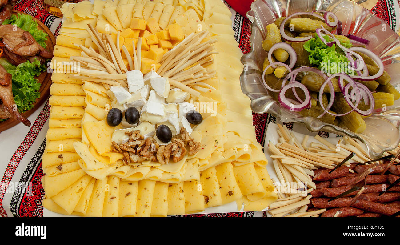 Assiette de fromage avec choix d'entrées sur la table. Banque D'Images