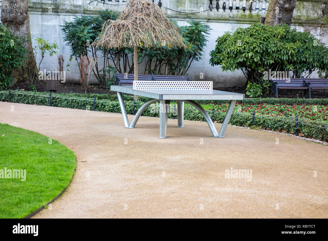 Table de ping-pong en plein air à Victoria Embankment Gardens, London, UK Banque D'Images