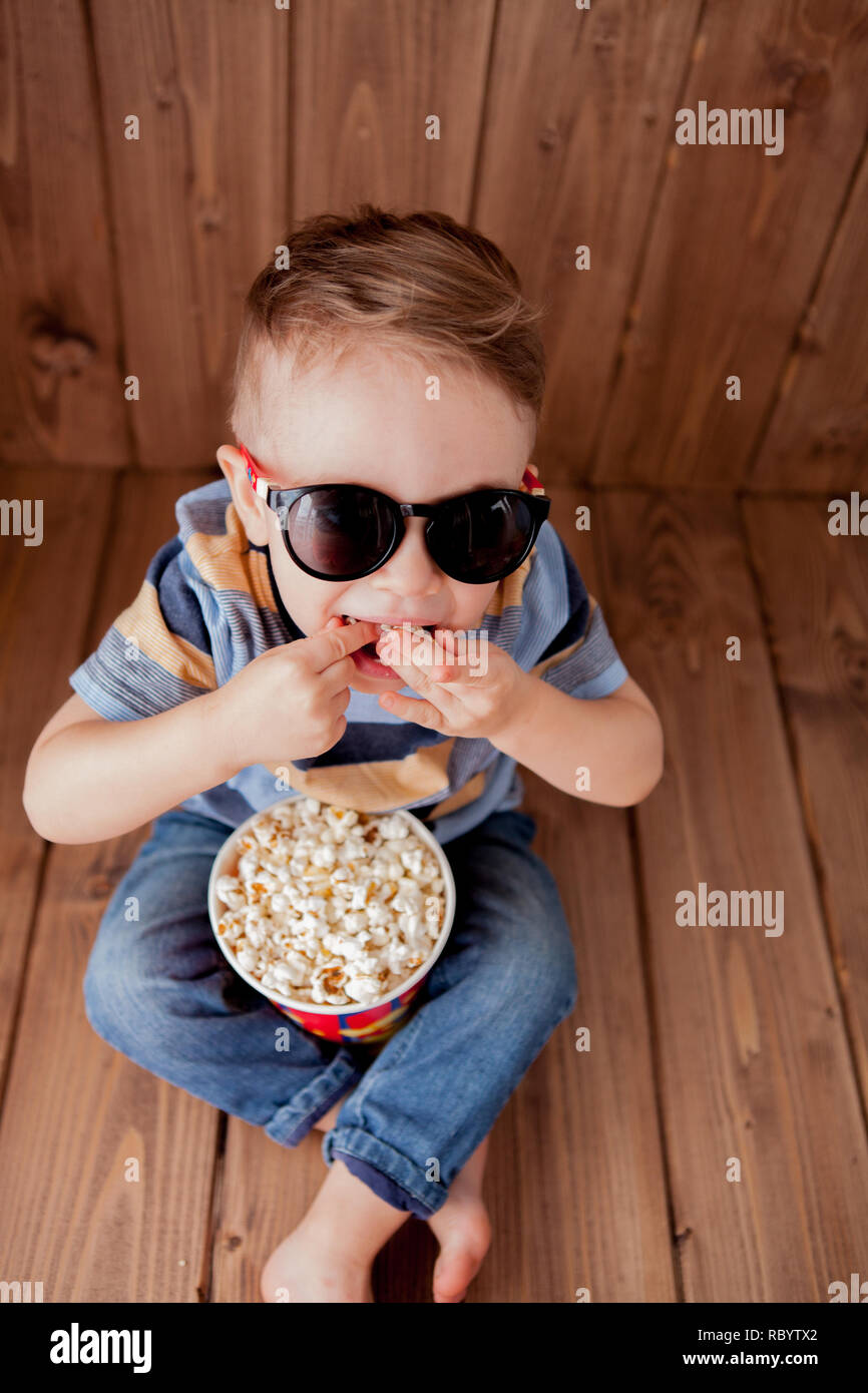 Peu cute kid bébé garçon 2-3 ans , Cinéma Imax 3D glasses holding pour  godet de