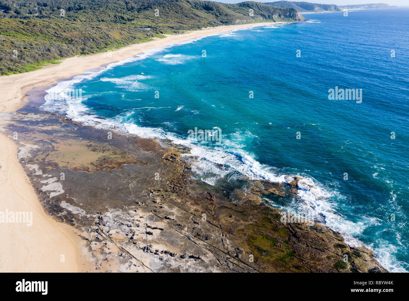 Vue aérienne de l'extrémité sud de la plage de Dudley - Newcastle en Australie. Dudley beach est l'une des nombreuses belles plages au sud de la ville. Newca Banque D'Images