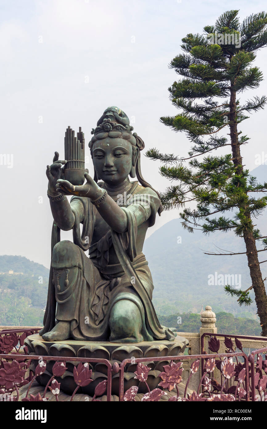 Statue de saint bouddhiste en faisant des offrandes à Bouddha à la Tian Tan Buddha, Lantau Island, Hong Kong Banque D'Images