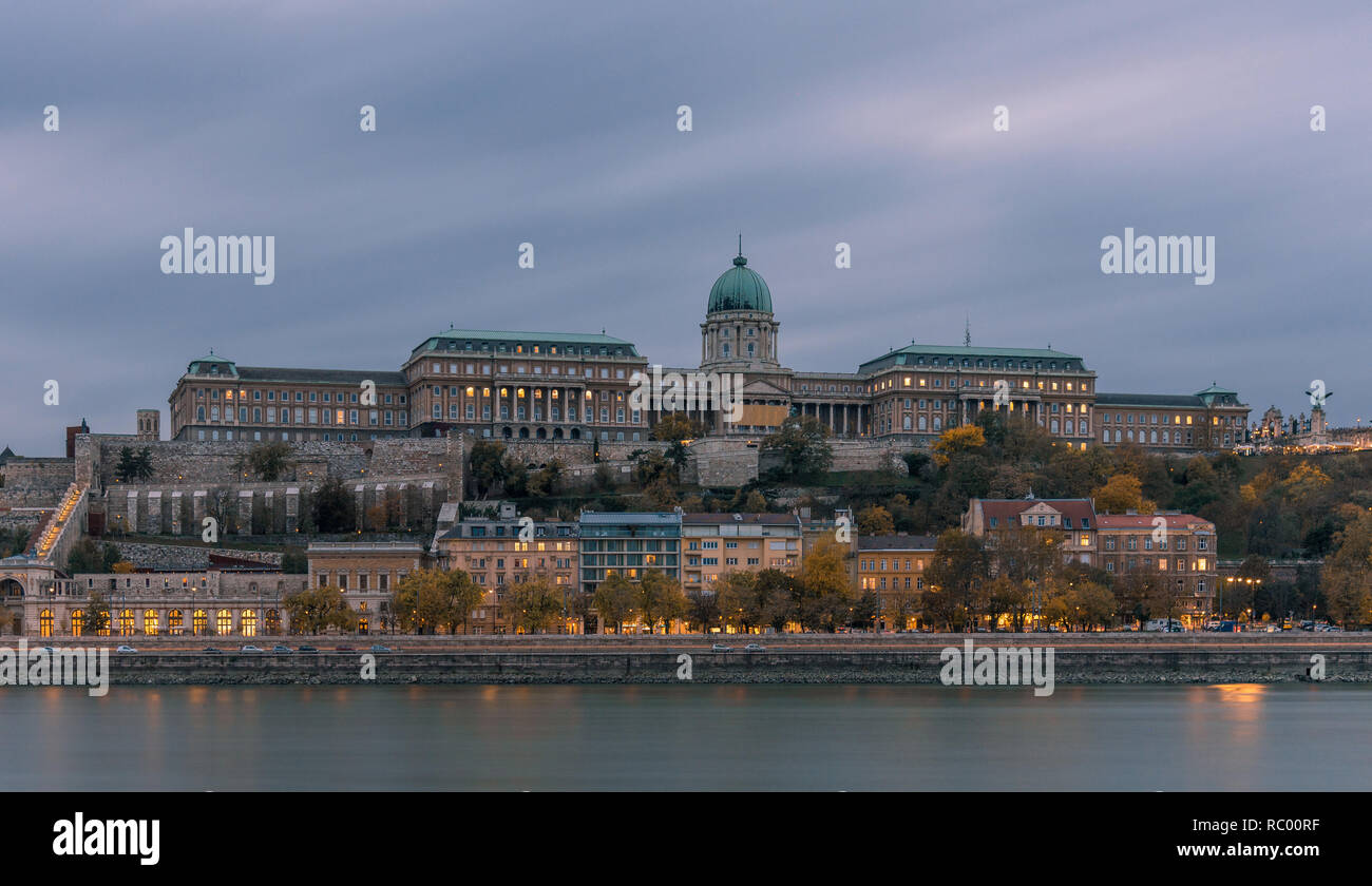 Le Château de Buda, avec vue sur le Danube, à Budapest. C'est en début de soirée, et le château est éclairé, avec les lumières qui reflètent sur la rivière Banque D'Images