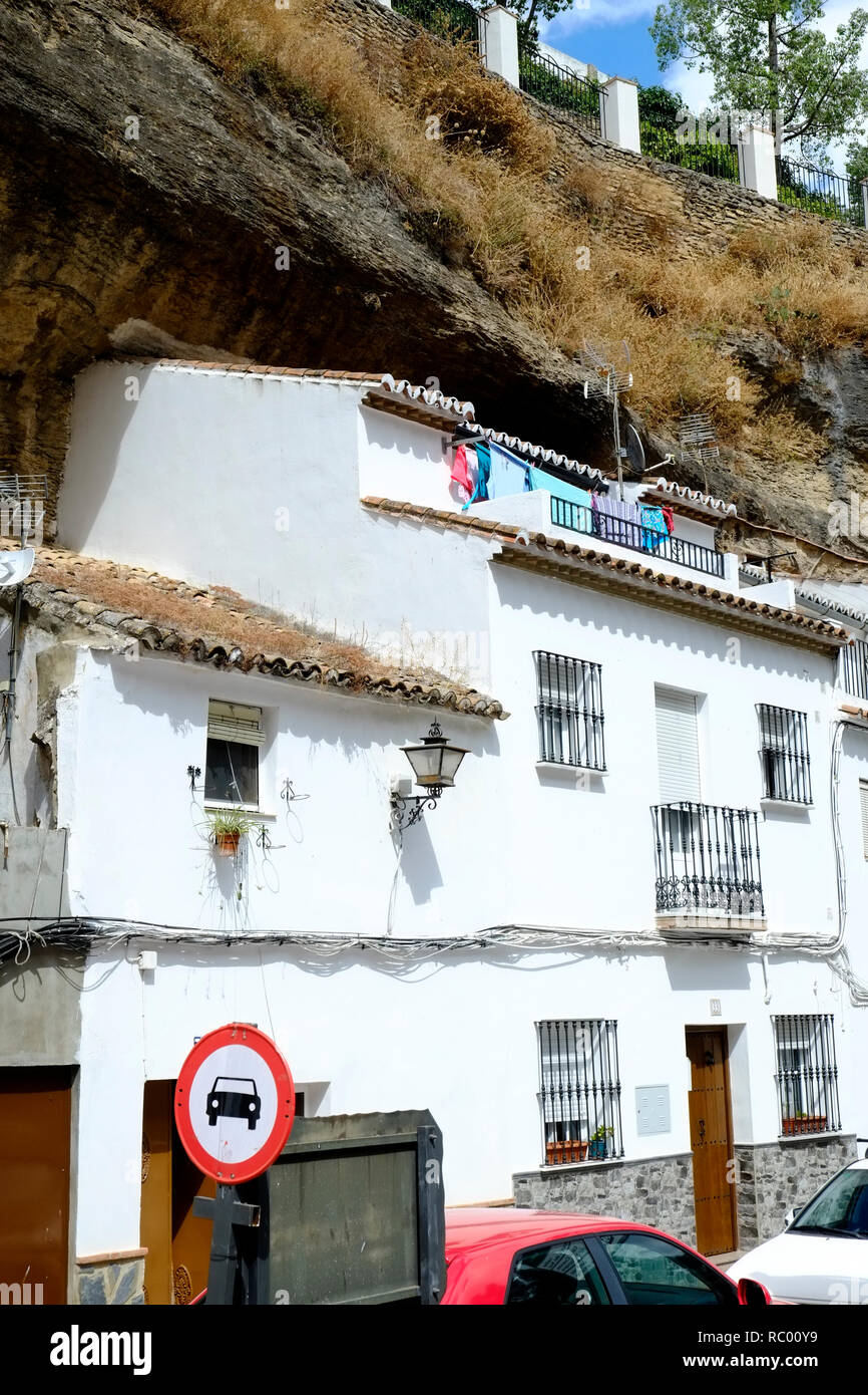 Les maisons construites dans la falaise et grottes. Setenil de las Bodegas, Andalousie. Espagne Banque D'Images
