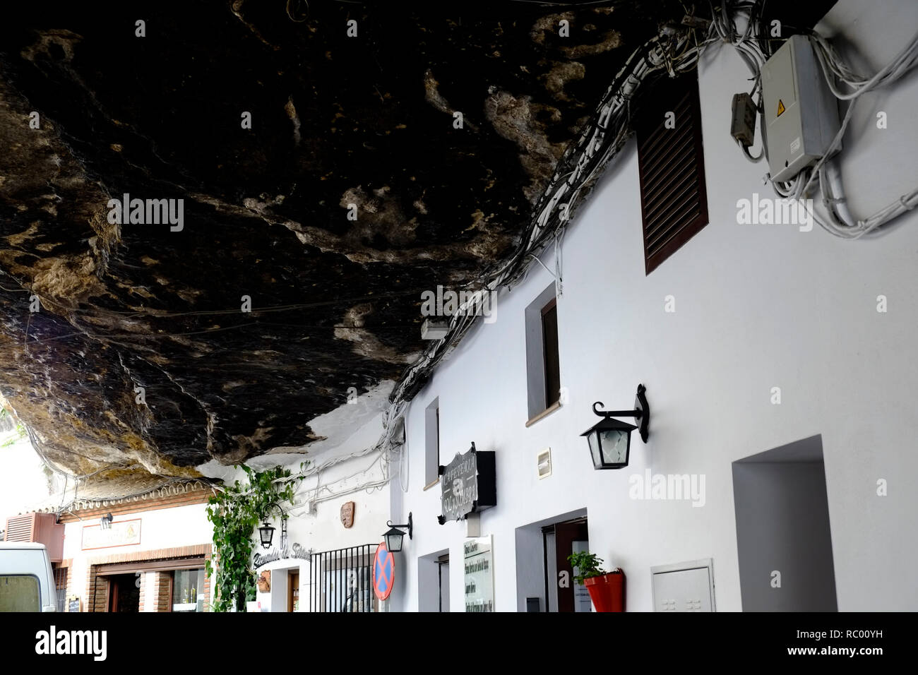 Les maisons construites dans la falaise et grottes. Setenil de las Bodegas, Andalousie. Espagne Banque D'Images
