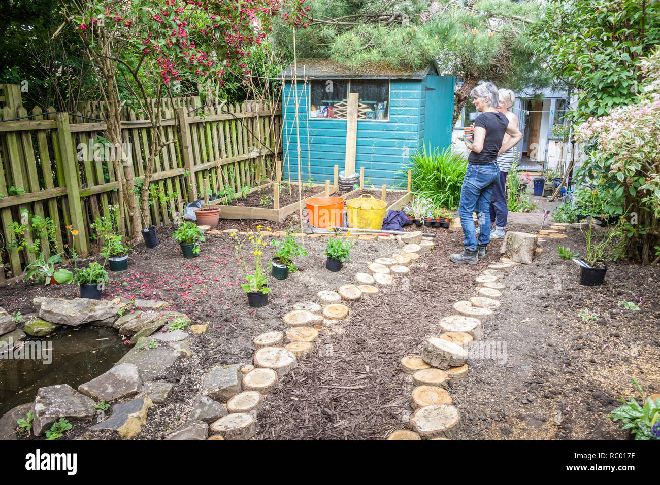 Deux femmes dans un jardin à la planification du système de plantation Banque D'Images