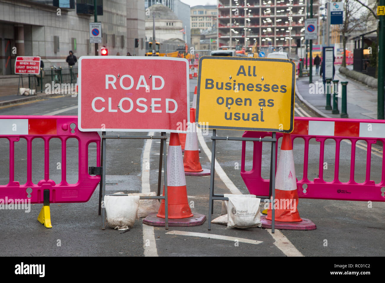 Route fermée et ouverte aux entreprises signes sur street, Birmingham UK Banque D'Images