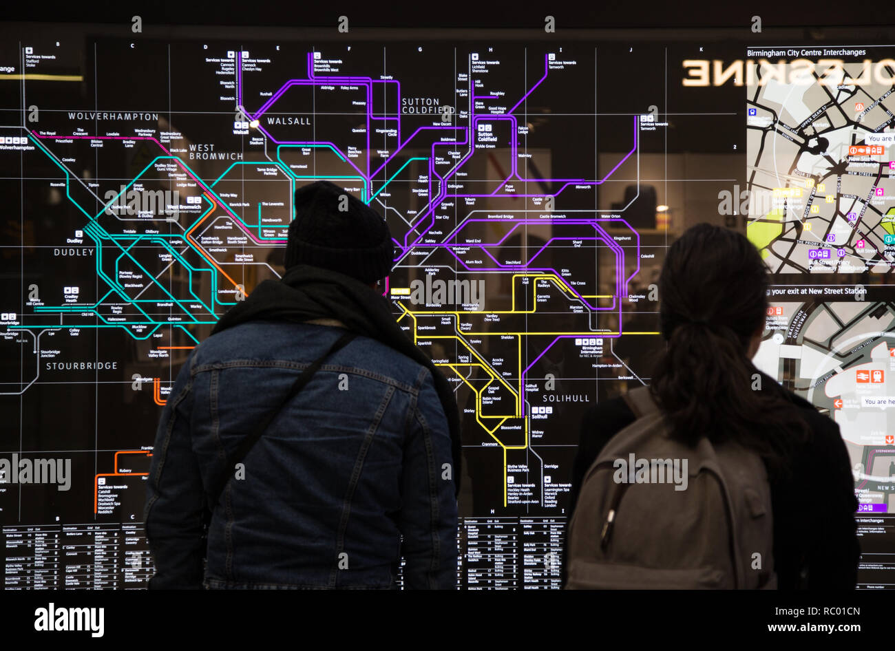 Les passagers à la rampe à la carte de Birmingham UK, hall de gare de Birmingham New Street Banque D'Images