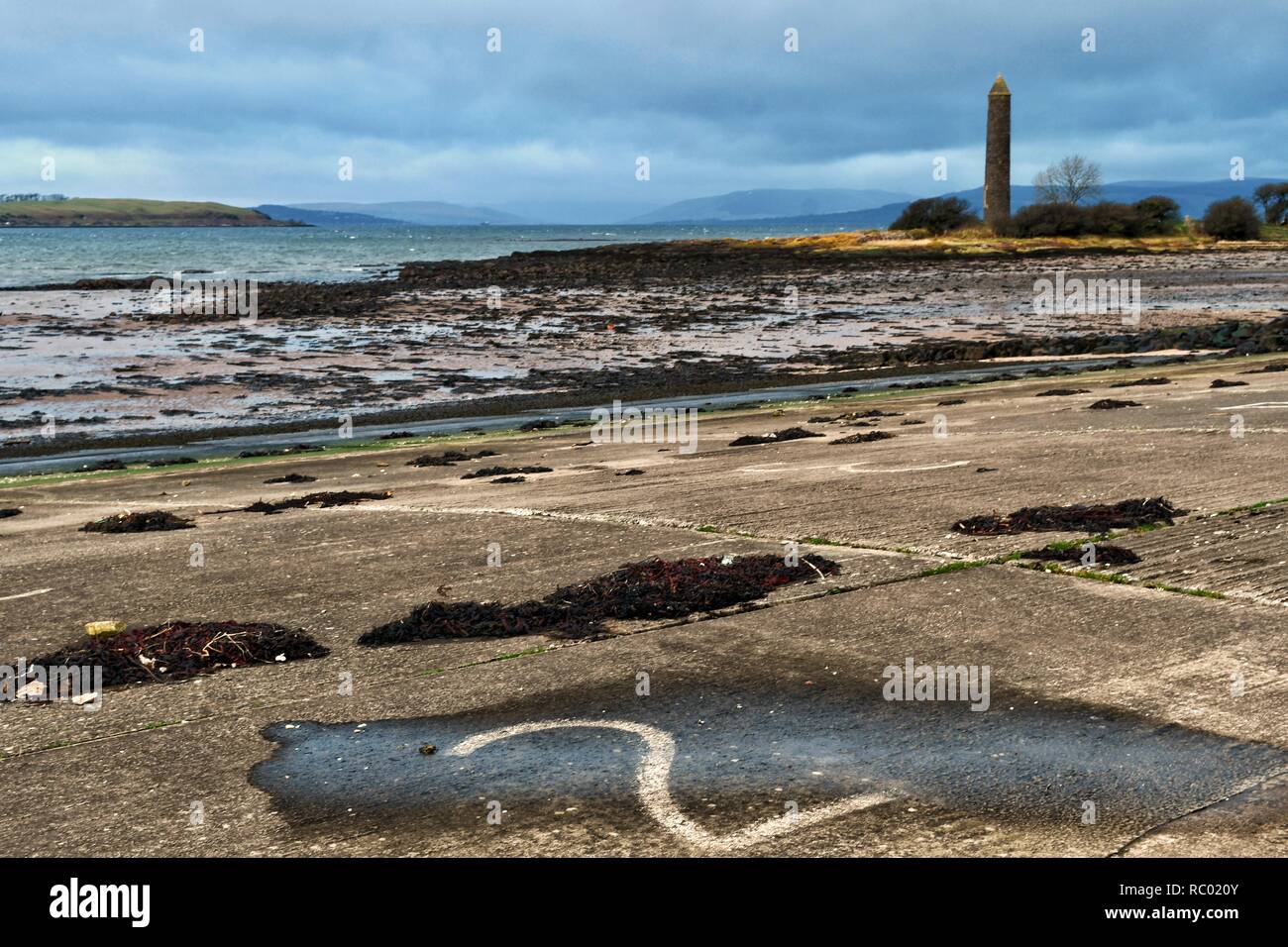 Pencil Monument à Largs entouré de paysage de marée Banque D'Images