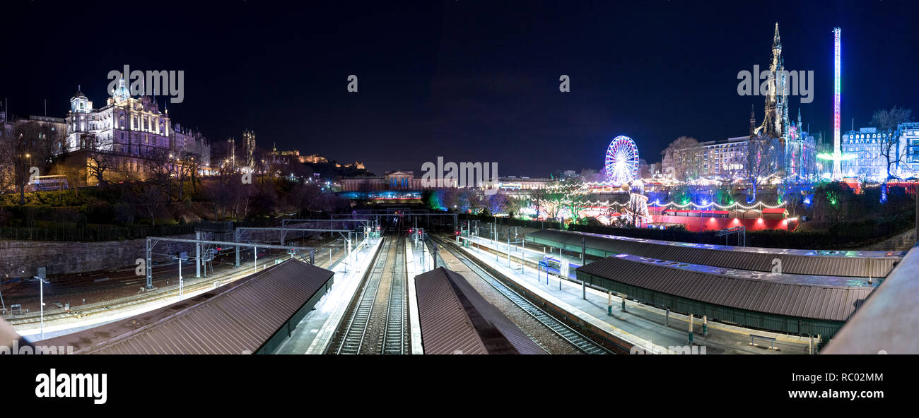 Panorama de nuit d'Édimbourg Château de plus de la gare de Waverley à Marché de Noël Banque D'Images