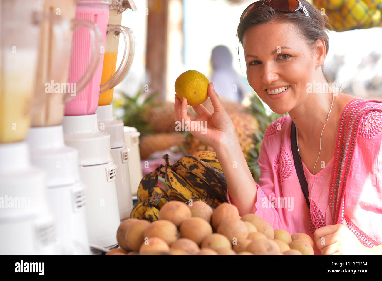 Portrait de femme en choisissant des fruits sur market Banque D'Images