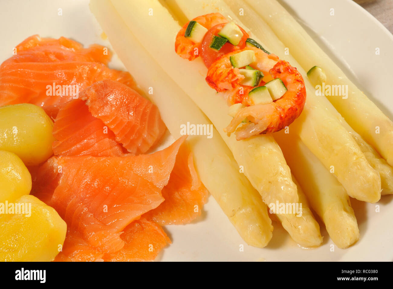 Stangenspargel Bebeiztem Weisser Mit Lachs Und Flusskrebsen Asperges Blanches Avec Du Saumon Fume Et Ecrevisses De La Riviere Photo Stock Alamy
