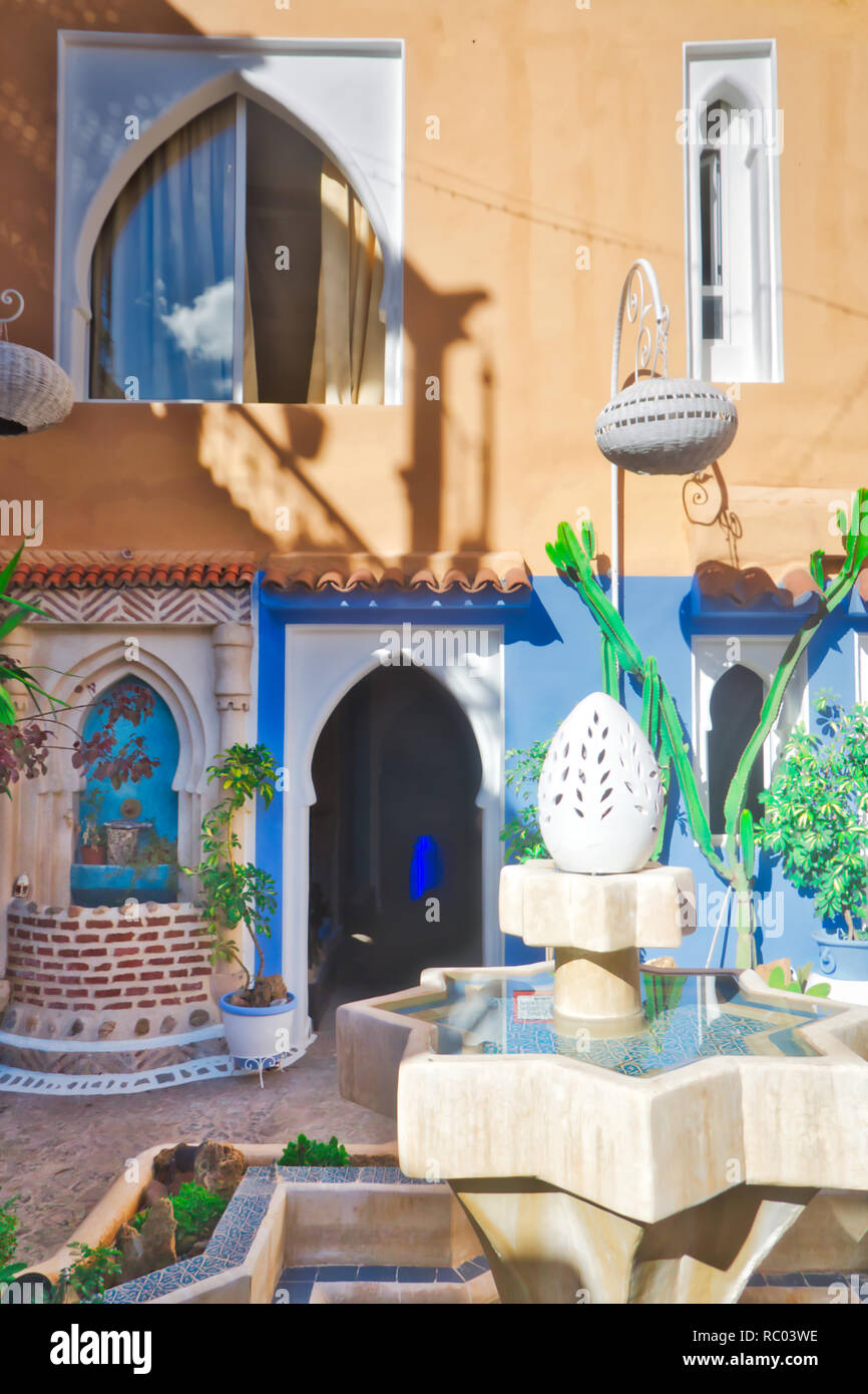 L'architecture de style arabe dans la belle ville de Chefchaouen ou Chaouen, un des endroits les plus visités par les touristes Banque D'Images