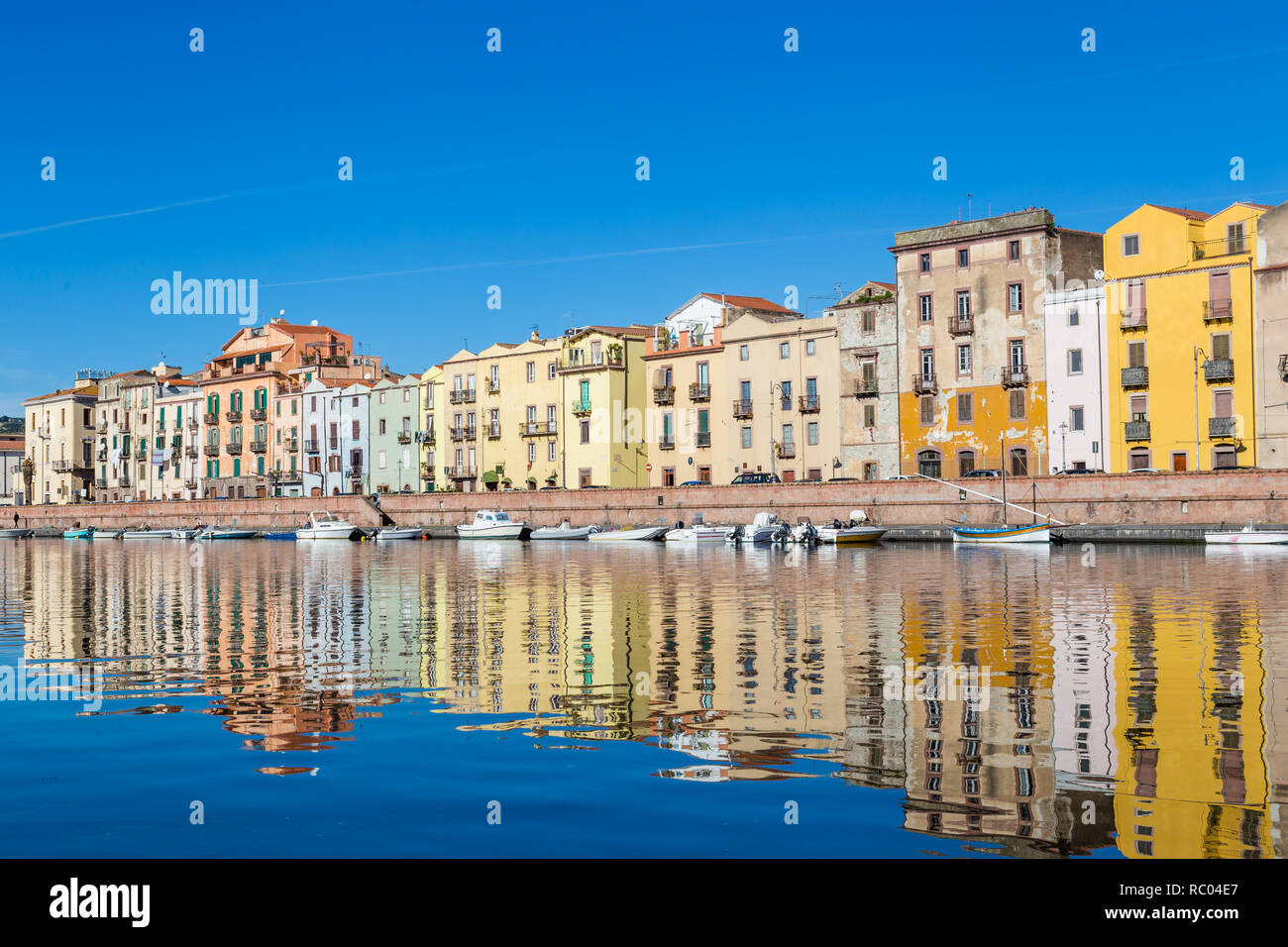 Rues de la région de la petite ville pittoresque Bosa en Sardaigne, Italie Banque D'Images