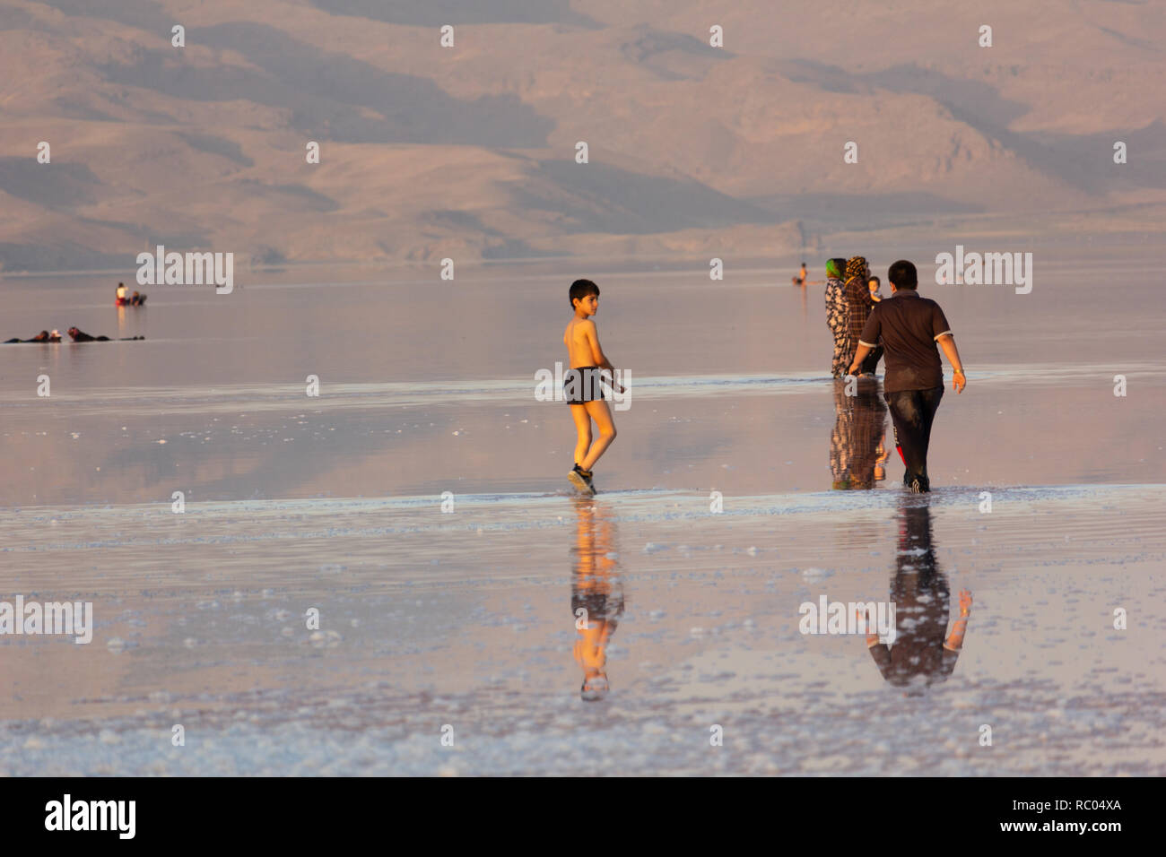L'Iran,le lac d'orumieh salt lake,sel,sel,télévision,été,locations de vacances,ouest,l'Azerbaïdjan,ensemble,un minimum,pas d'horizon, calme, belle,homme,placid,auto,urmia Banque D'Images