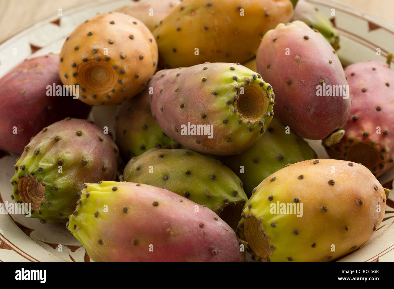 Bol avec frais mûrs fruits cactus épineux colorés Banque D'Images