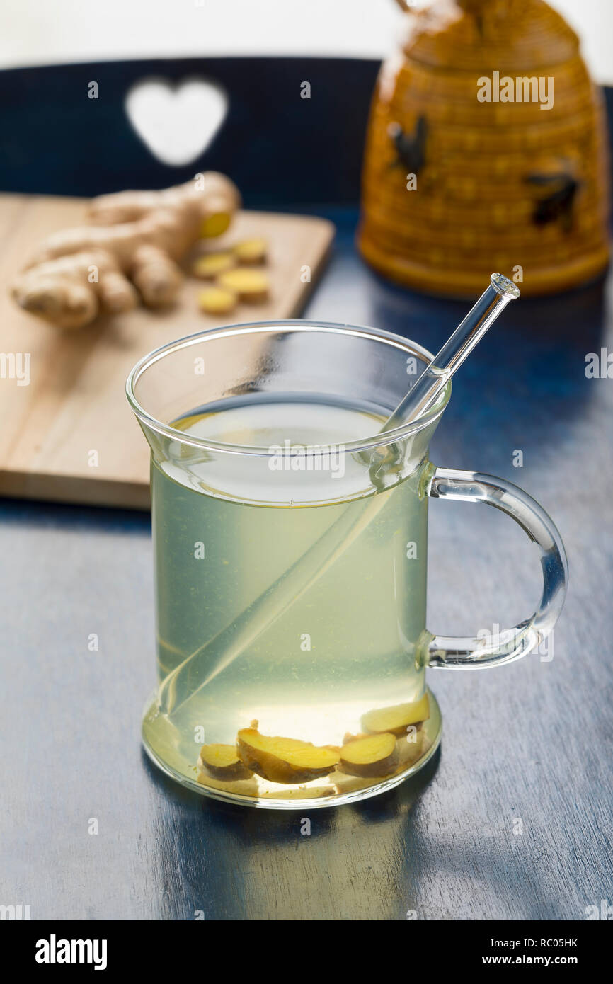 Tasse en verre avec le thé de gingembre et de miel en bonne santé Banque D'Images