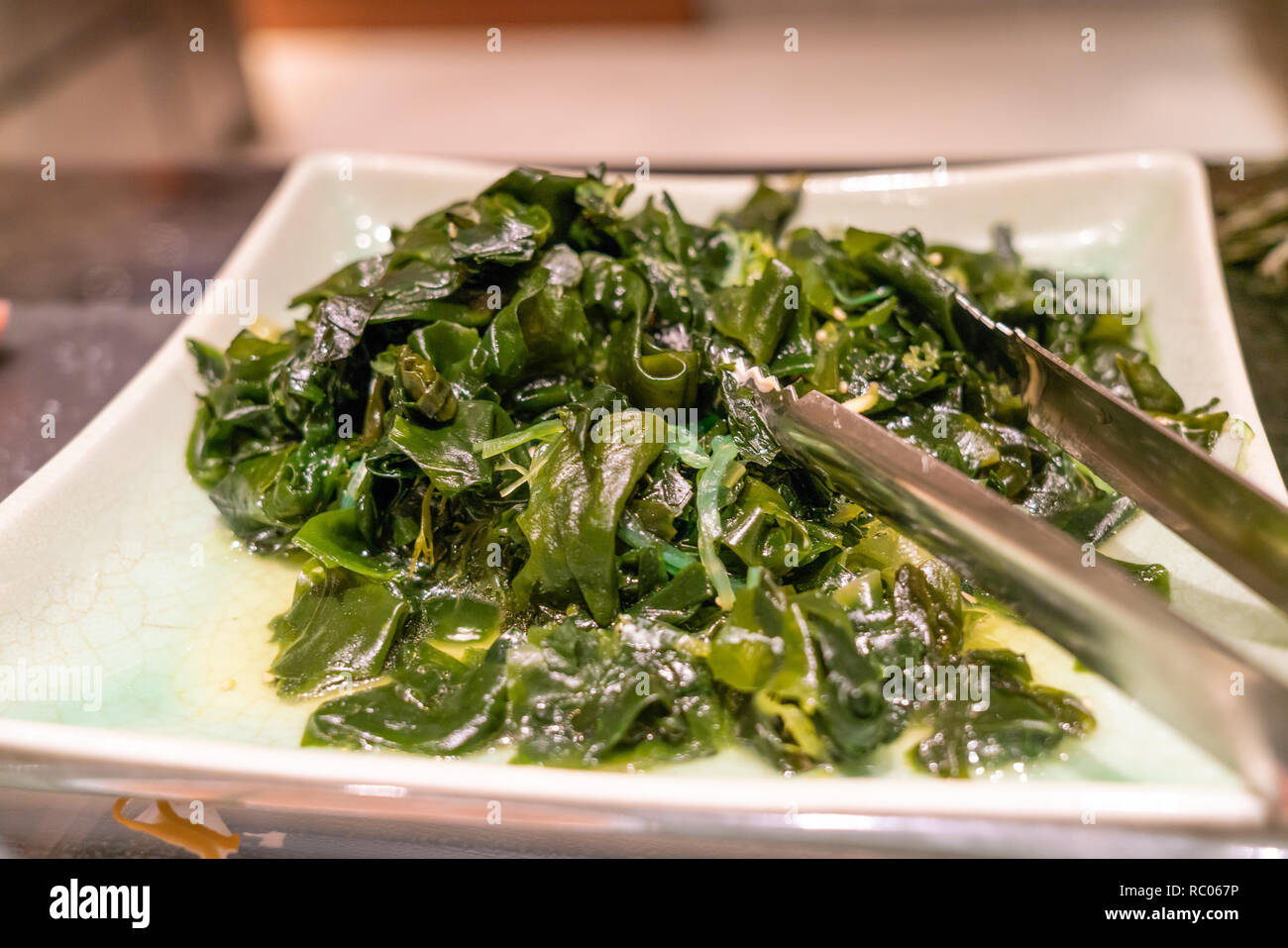Assiette de salade d'algues wakame vert Banque D'Images