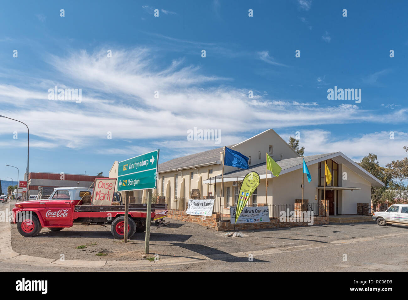 CALVINIA, AFRIQUE DU SUD, le 30 août 2018 : salle de l'Église Réformée hollandaise en mère Calvinia dans la province du Cap du Nord. Un pick-up vintage je Banque D'Images