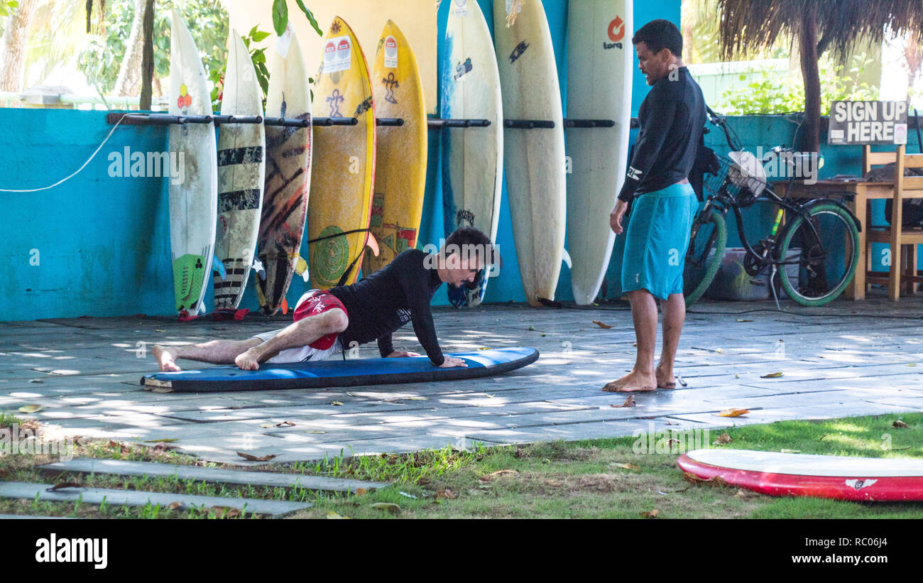 Une photo d'un instructeur et son élève dans une leçon de surf. Les exercices à sec Banque D'Images