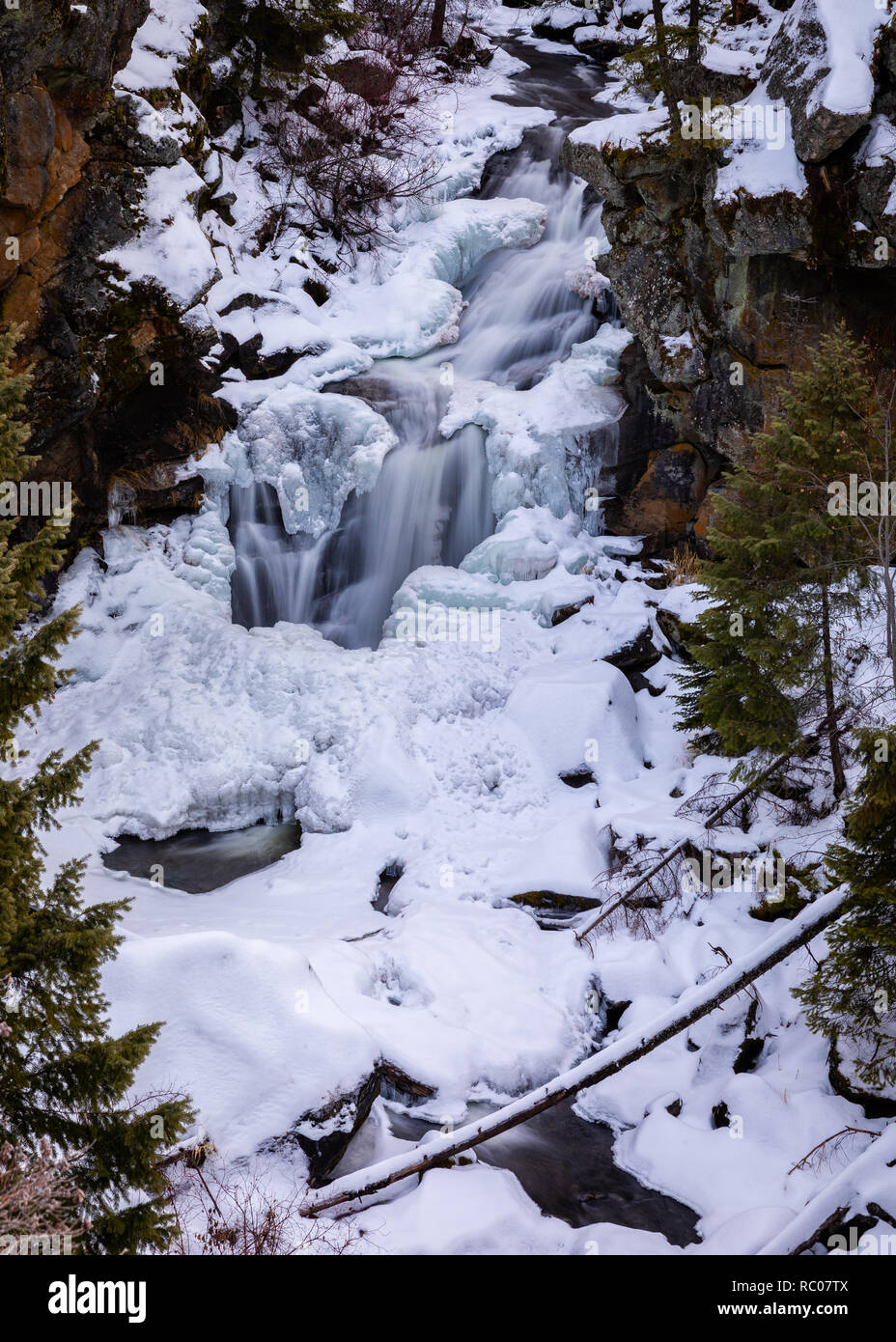 Crystal Falls chute d'eau dans la neige et la glace Banque D'Images