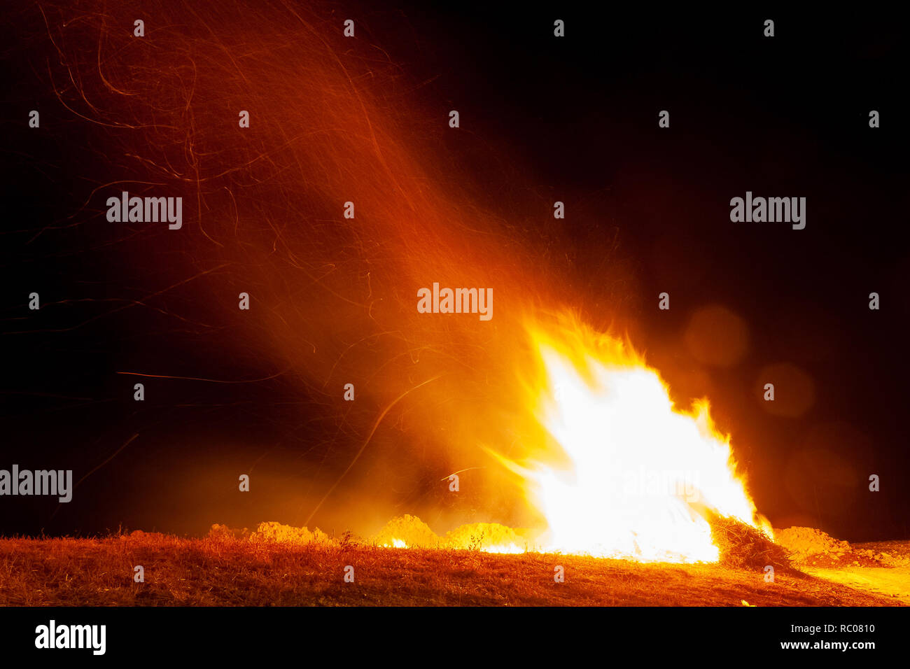 Nocturne traditionnel feu de la journée de l'épiphanie, Vittorio Veneto, Italie Banque D'Images