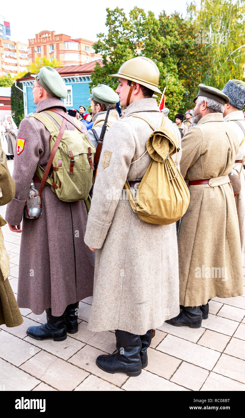 Samara, Russie - 6 octobre 2018 : des membres non identifiés de reconstitution historique bataille dans la guerre civile russe en 1918 Banque D'Images