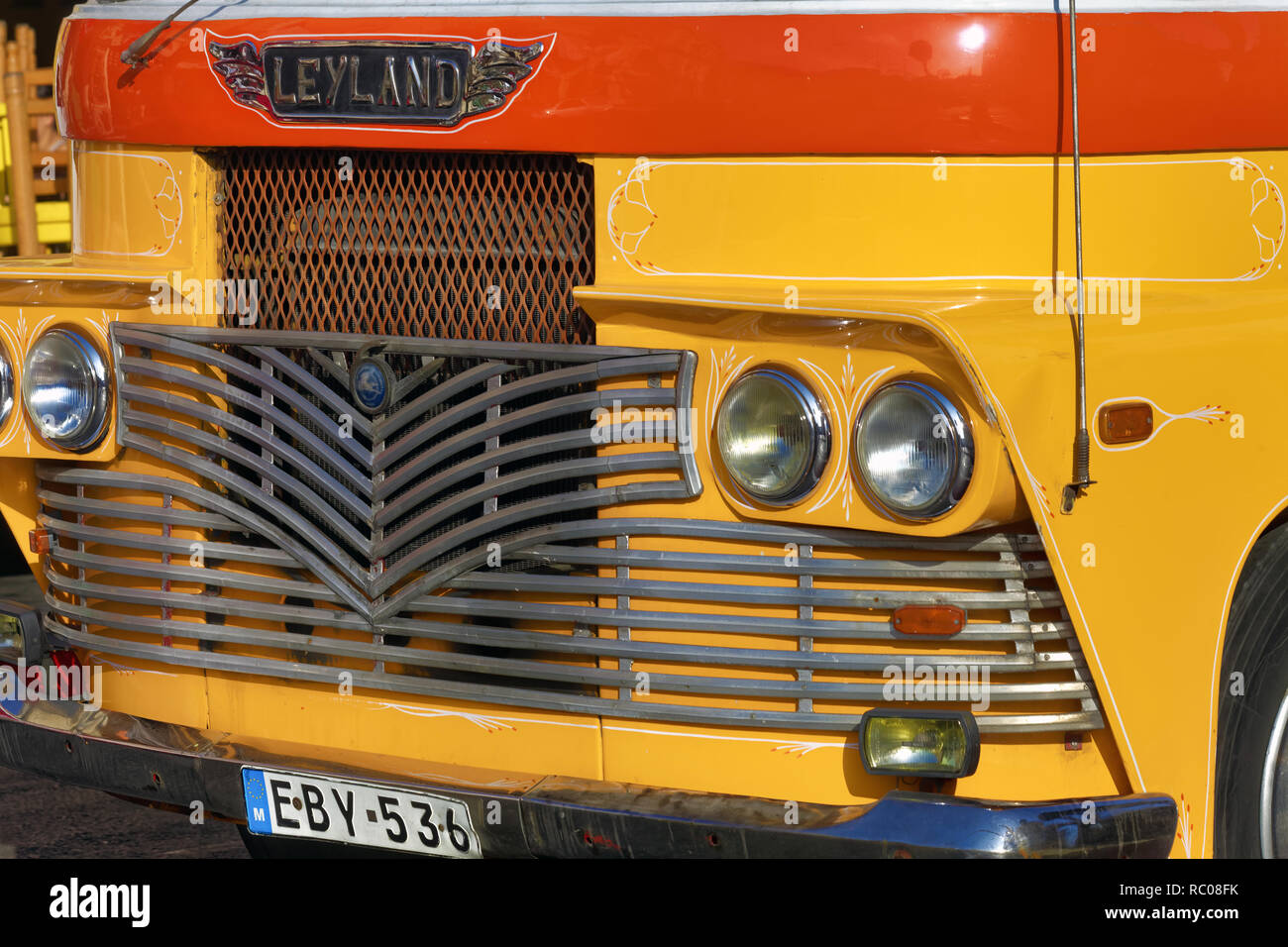 Devant un bus Leyland britannique vintage à la Valette, Malte Banque D'Images