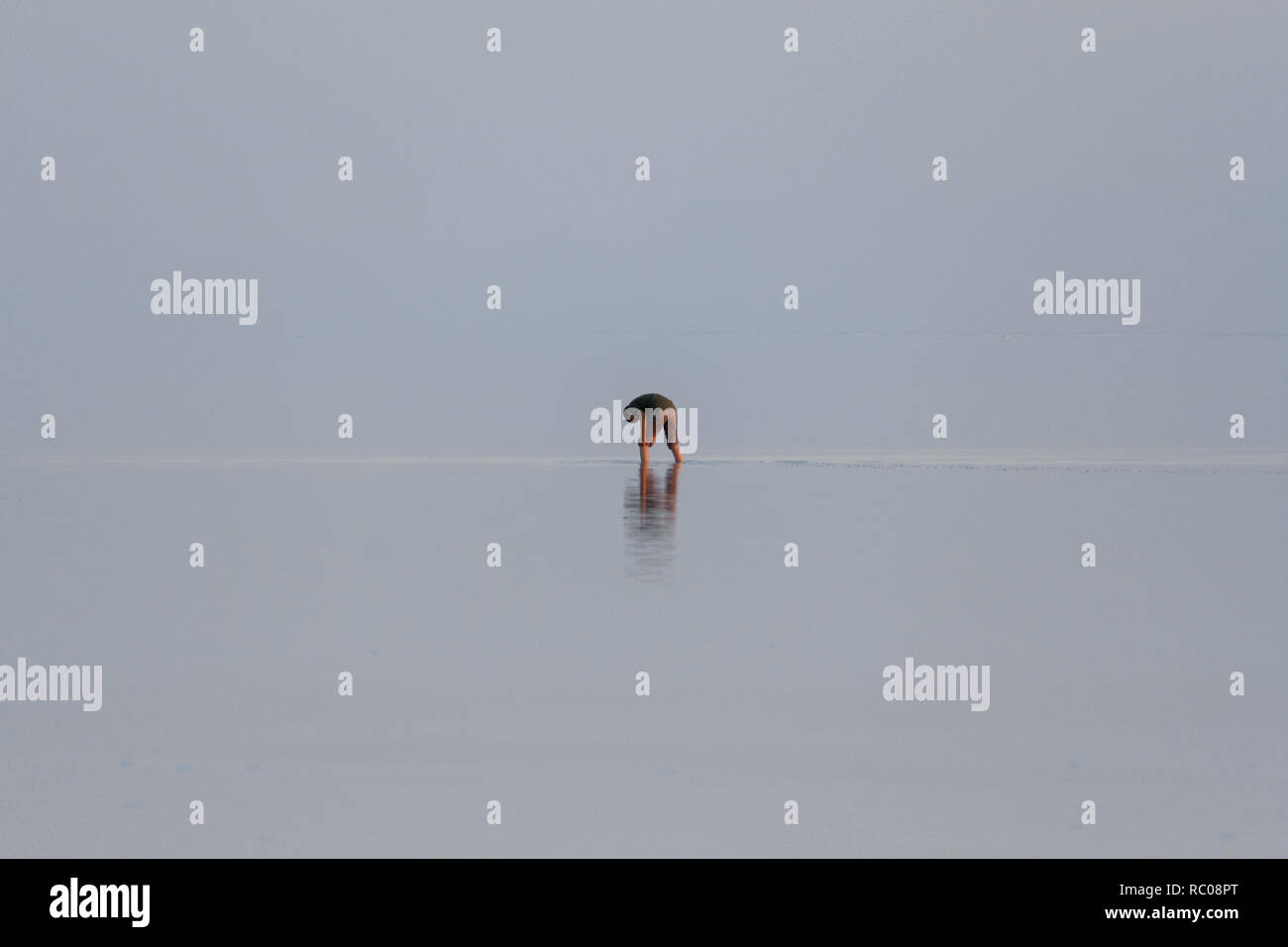 Un homme est seul à pied dans le sel d'Orumieh Lac, province de l'Ouest, l'Iran Banque D'Images
