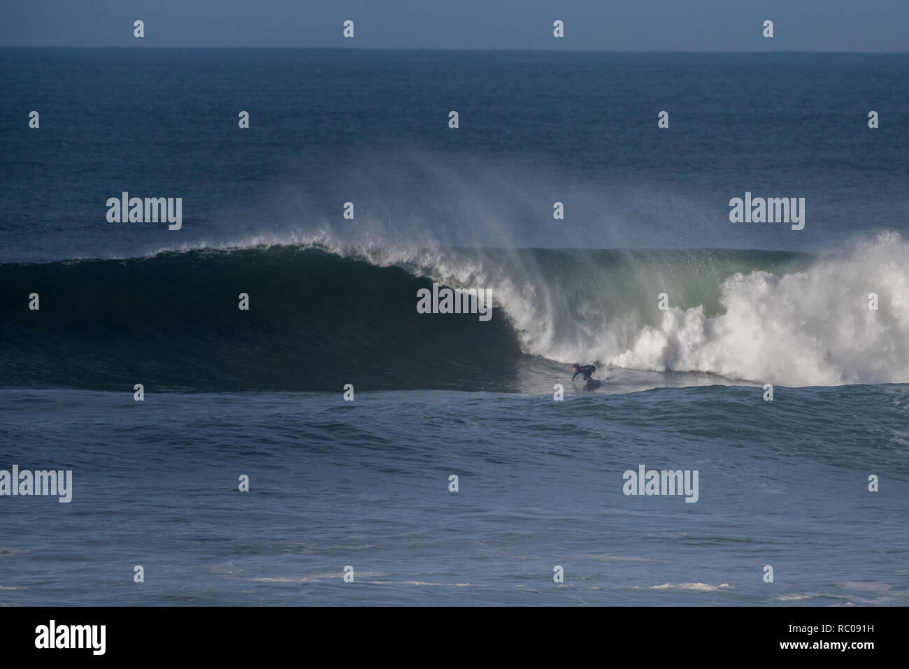 Ventura Les frais généraux, à l'extérieur d'Emma Wood State Beach à Ventura, Californie, USA avec rider holding bottom turn titre de coups dans son parfait Banque D'Images