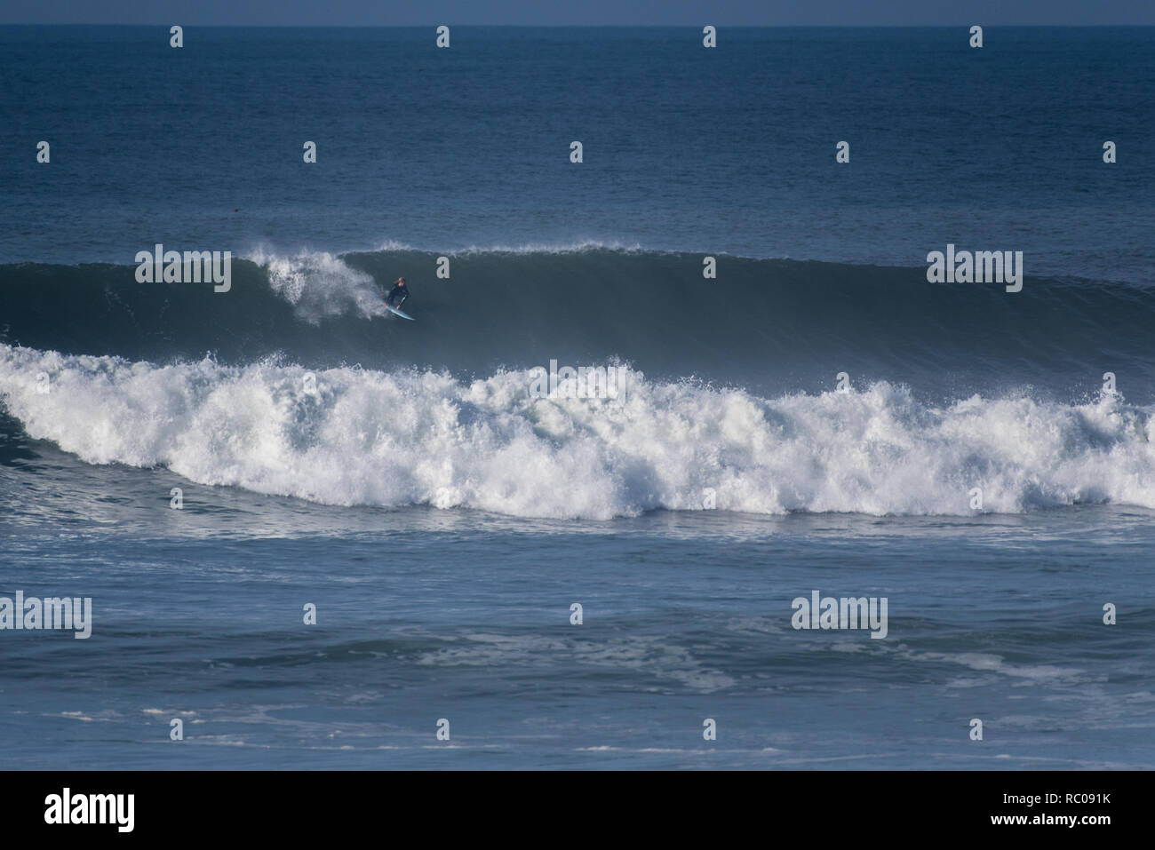 Ventura Les frais généraux, à l'extérieur d'Emma Wood State Beach à Ventura, Californie, USA avec rider sur grande vague aller à gauche en parfaite condition pour th Banque D'Images