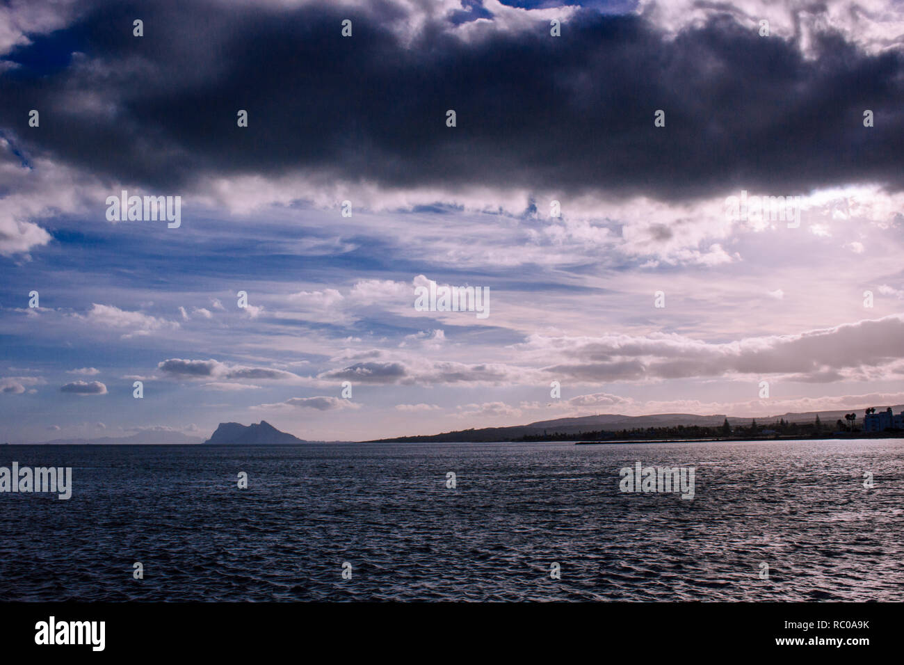 Gibraltar. Vue de Gibraltar, la mer Méditerranée et le ciel nuageux. Costa del Sol, Andalousie, espagne. Banque D'Images
