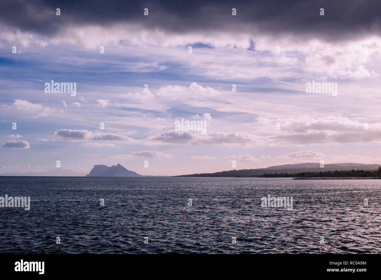 Gibraltar. Vue de Gibraltar, la mer Méditerranée et le ciel nuageux. Costa del Sol, Andalousie, espagne. Banque D'Images