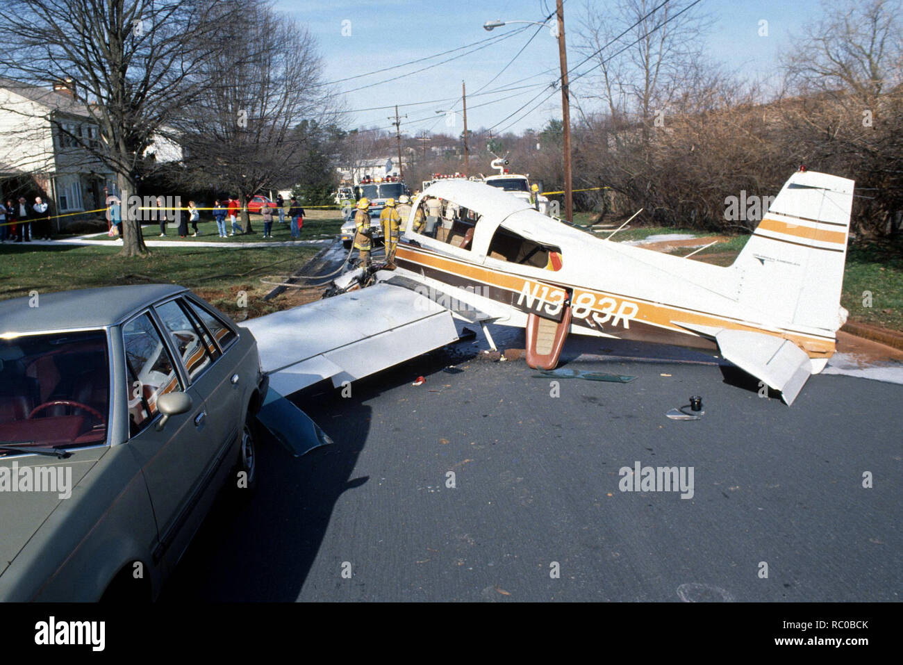 Un accident d'avion sur une rue résidentielle Banque D'Images