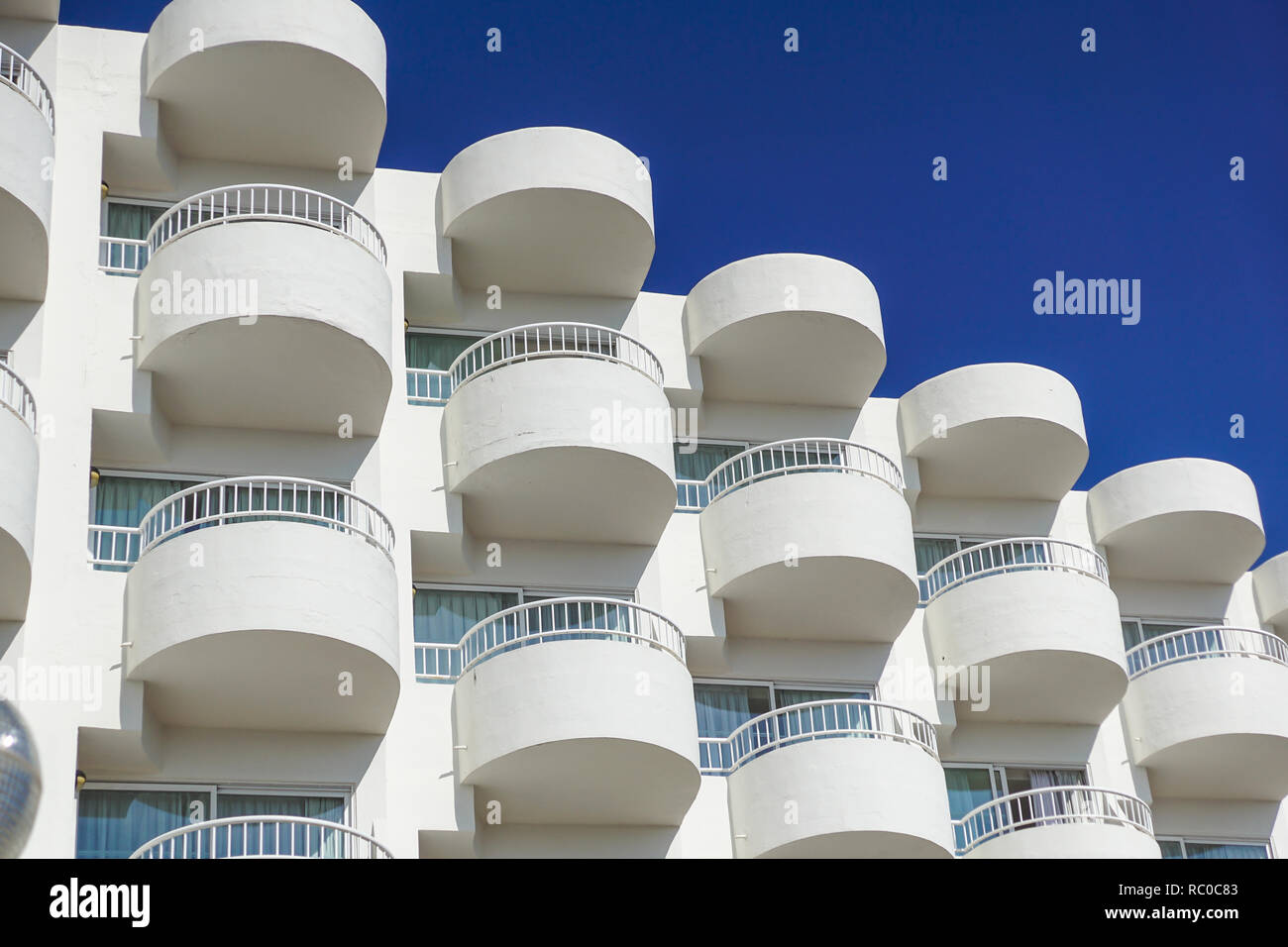 Les Balcons d'un immeuble moderne . fond de ciel bleu Banque D'Images