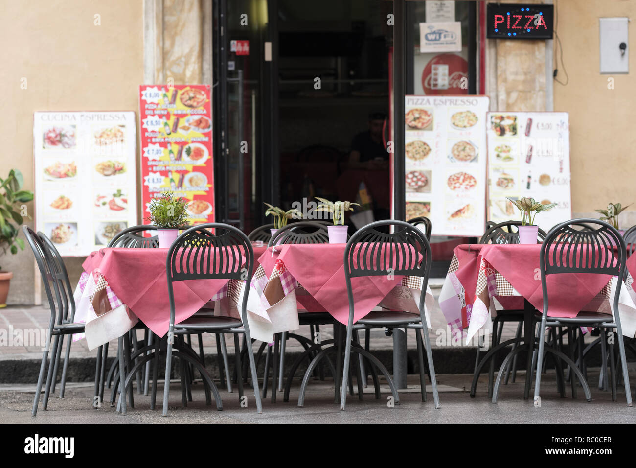 Restaurant Pizza sans clients, Pise, Toscane, Italie, Europe. Banque D'Images
