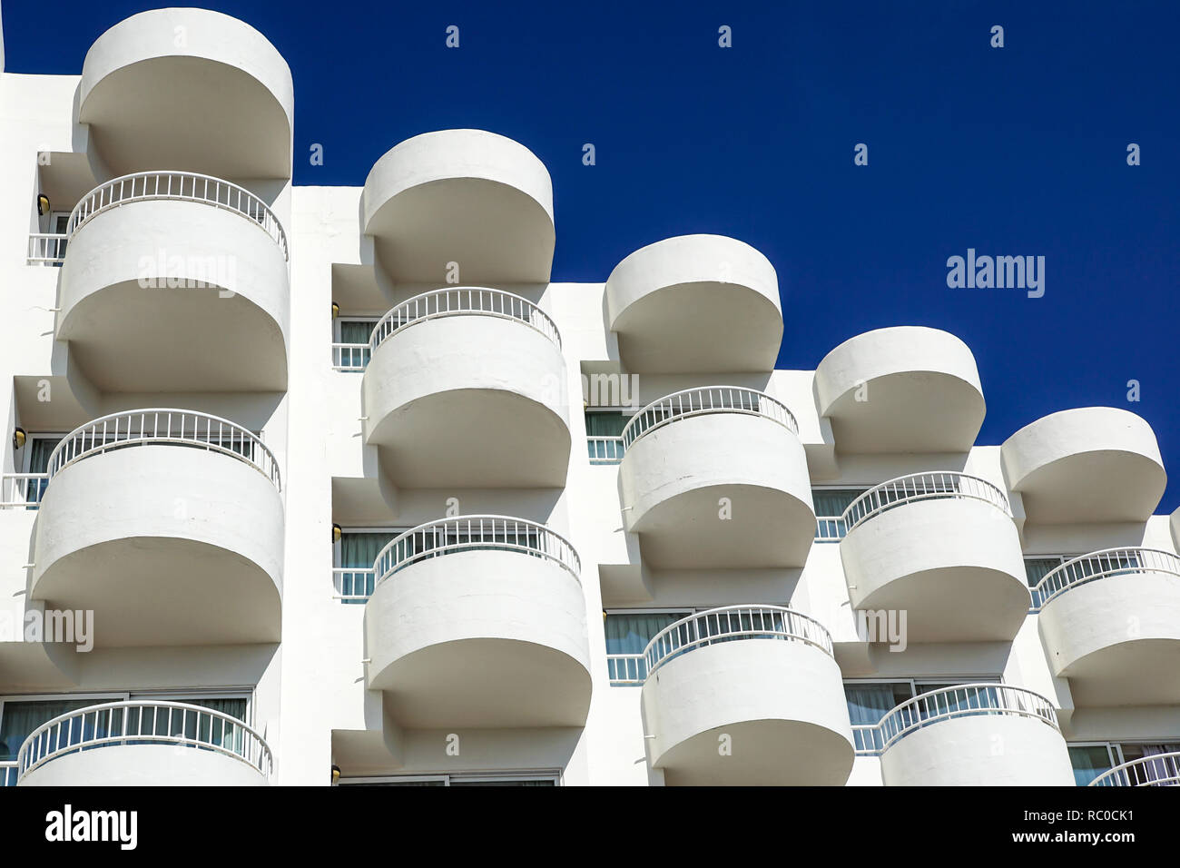 Les Balcons d'un immeuble moderne . fond de ciel bleu Banque D'Images