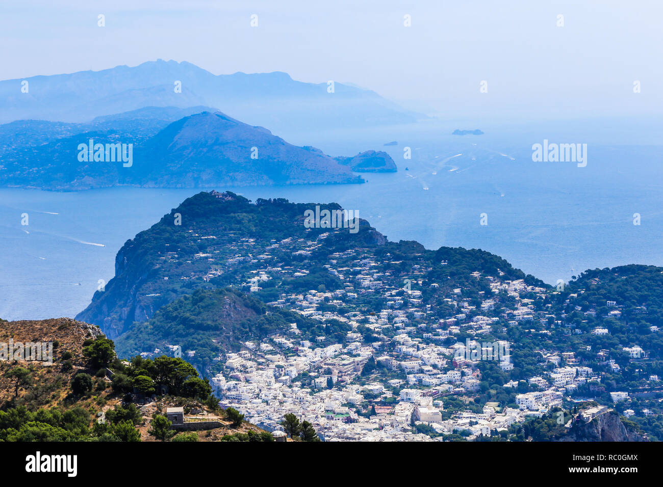 Voir l'île de Capri depuis le Monte Solaro. Capri, Italie Banque D'Images