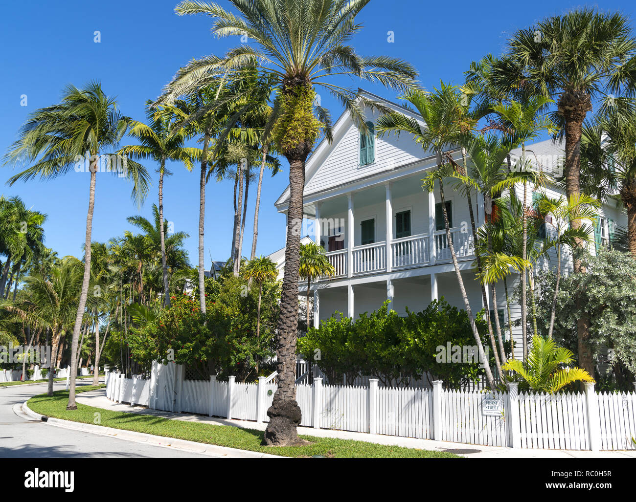24 Décembre 2019 - Key West, Floride, USA. Beau grand vieux manoir victorien entouré de palmiers dans le sud de la Floride. Banque D'Images