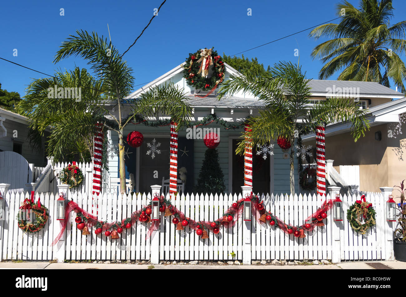 24 Décembre 2019 - Key West, Floride, USA. Décorations de Noël élégant sur la clôture et à l'avant du bungalow. Banque D'Images