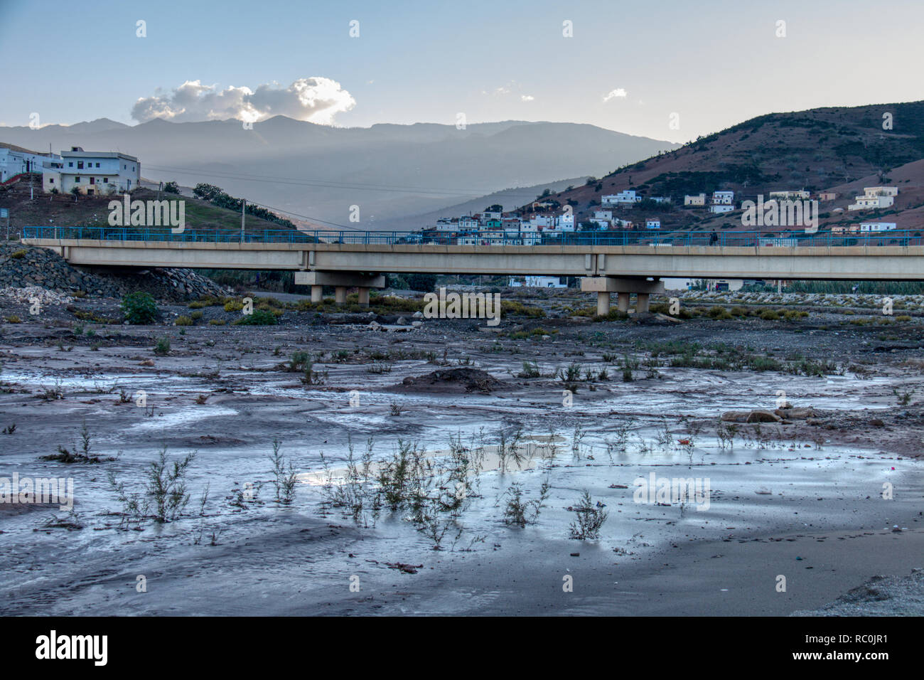Route qui passe au-dessus de la rivière à sec à Oued Laou, un petit village de pêcheurs sur la côte méditerranéenne de la province de Chaouen, appartenant à l'Tanger- Banque D'Images