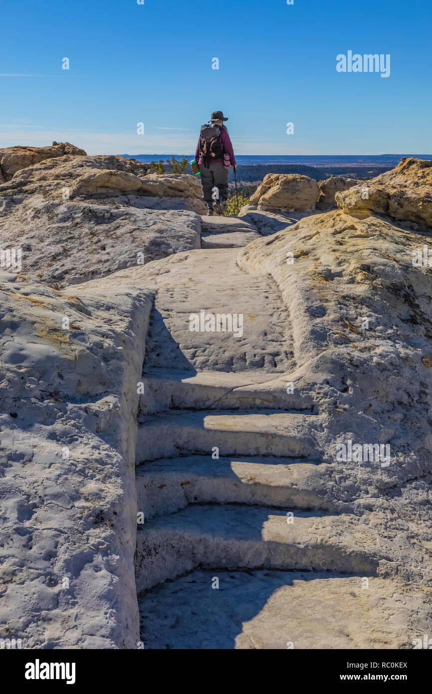 Au cours de la Grande Dépression, les hommes de la Civil works Administration taillé ces étapes dans le grès Zuni le long de la piste en haut Mesa El Morro Nat Banque D'Images