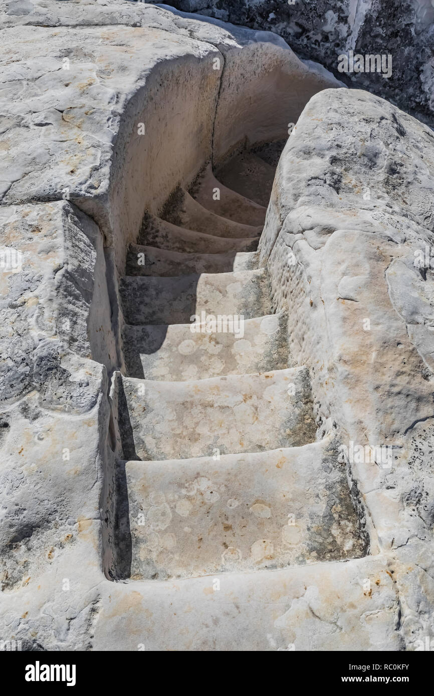 Au cours de la Grande Dépression, les hommes de la Civil works Administration taillé ces étapes dans le grès Zuni le long de la piste en haut Mesa El Morro Nat Banque D'Images