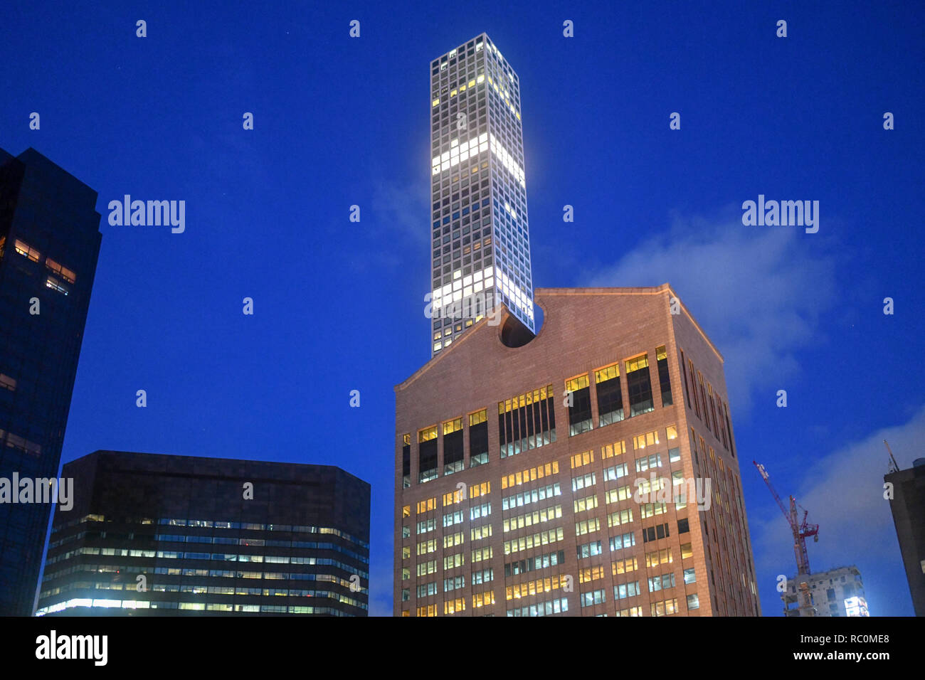Tower le long de Park Avenue à New York City dans la soirée. Banque D'Images