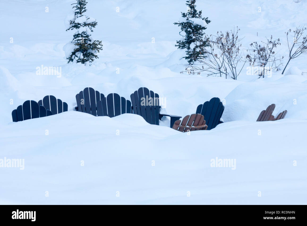 Motifs du Fairmont Chateau Lake Louise hotel sont enterrés dans la neige après une tempête de neige dans le parc national de Banff, Alberta, Canada. Banque D'Images