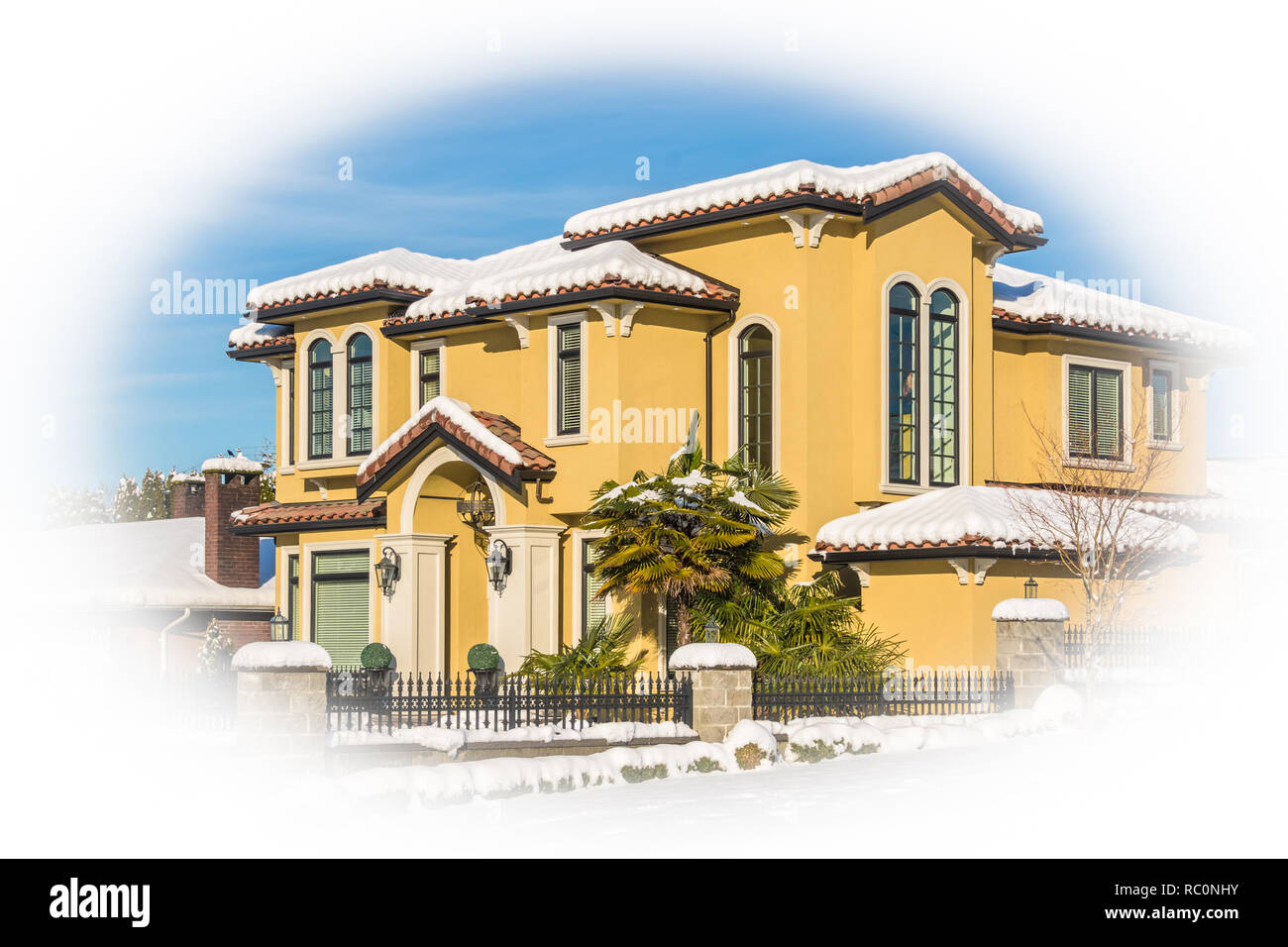 Maison de résidence de luxe dans la neige sur journée ensoleillée d'hiver au Canada Banque D'Images